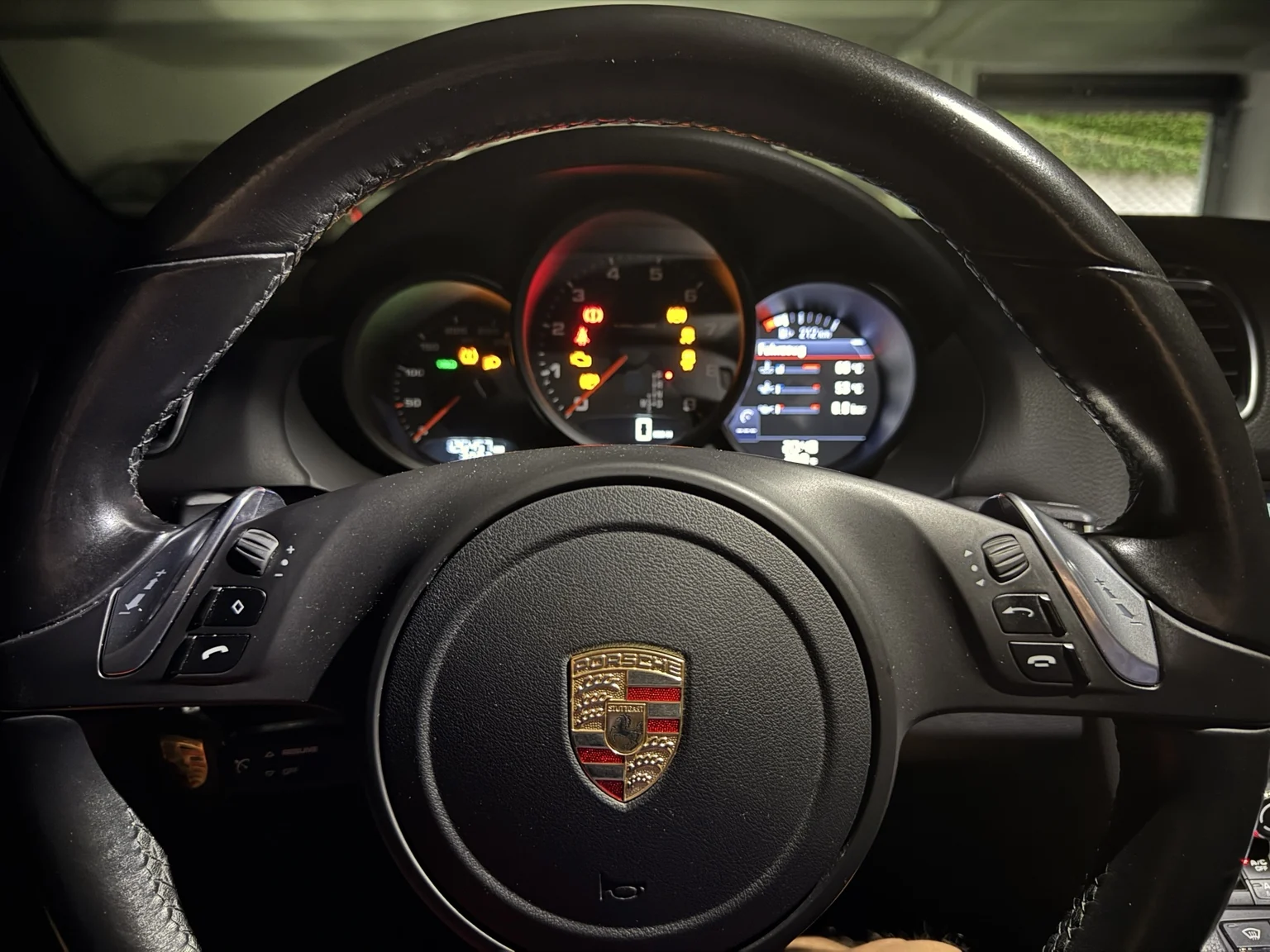 Cockpit und Lenkrad eines Porsche Cayman 981
