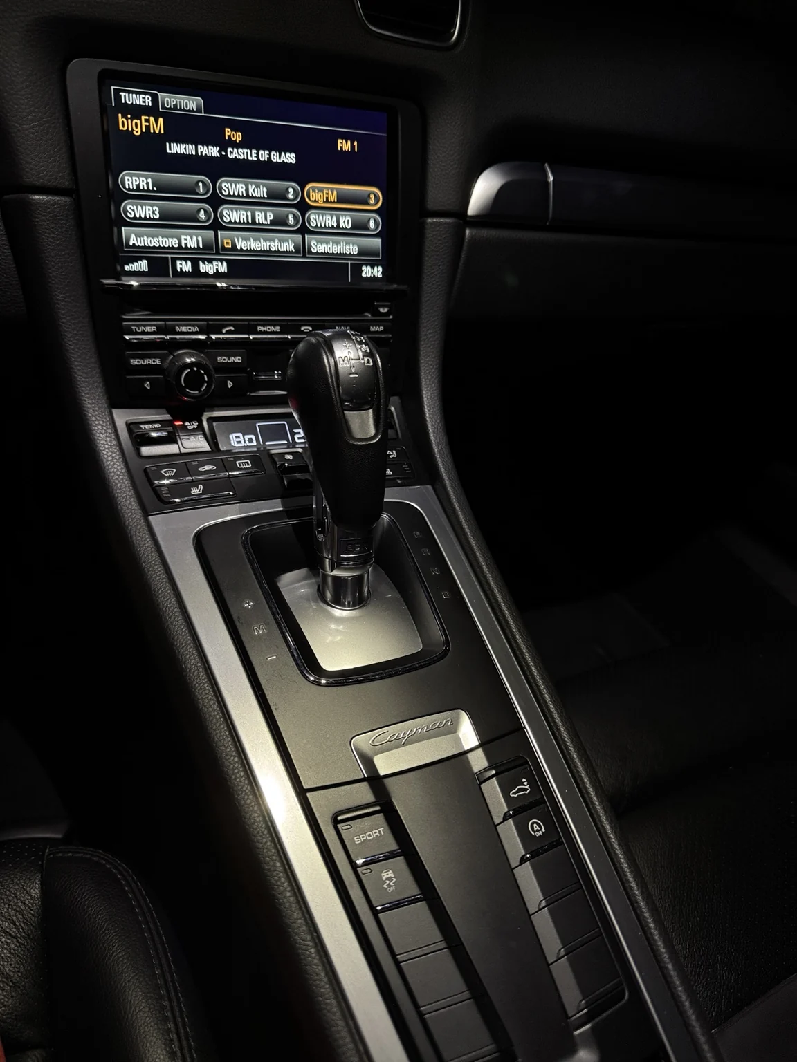 Mittelkonsole eines Porsche Cayman 981 mit PDK